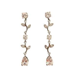 Gorgeous Sparkly Silver colored flower dangling earrings!